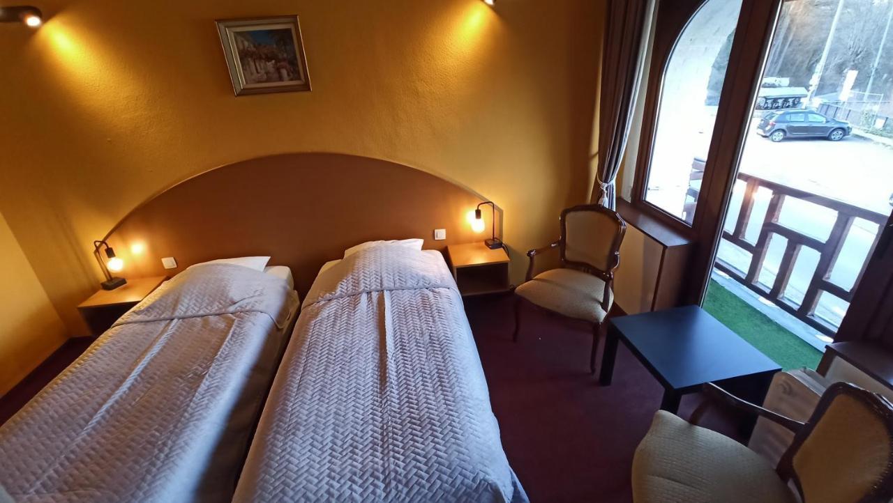 Hotel Le Chalet ラ・ロシュ・アン・アルデンヌ エクステリア 写真